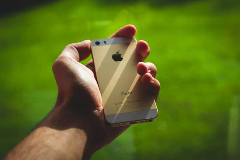 Comparativa de dos dispositivos que siguen en vigencia: iPhone SE vs Samsung J7 Comparativa de dos dispositivos que siguen en vigencia: iPhone SE vs Samsung J7