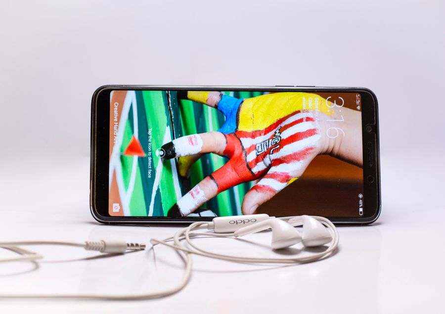 Celular OPPO con auriculares alámbricos