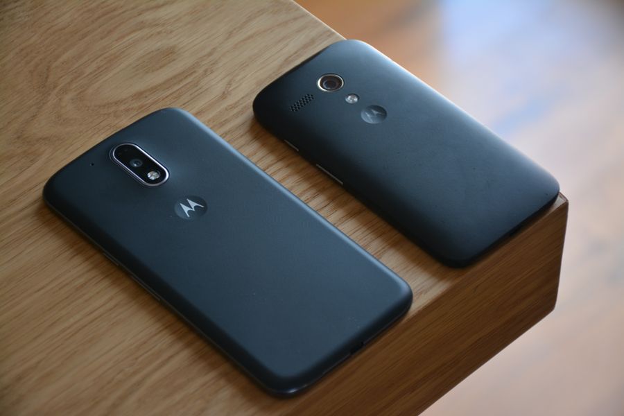Smartphones Motorola sobre mesa de madera
