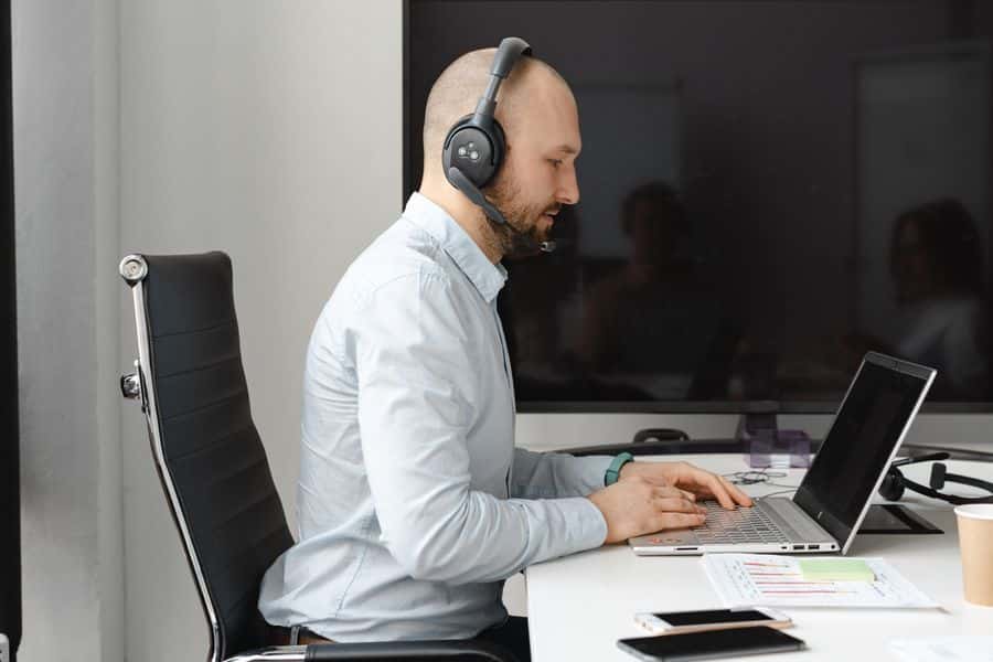 Auriculares ergonómicos para trabajo en oficina