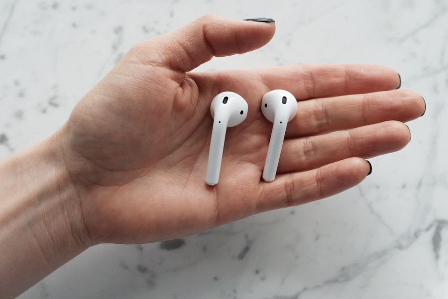 Auriculares inalámbricos blancos para limpieza