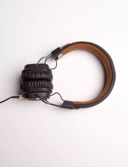 Auriculares over-ear negros minimalistas