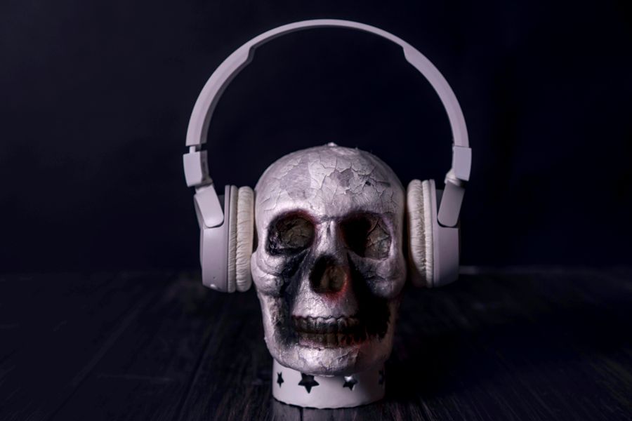 Calavera con audífonos tradicionales