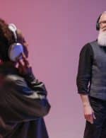Personas mayores con audífonos Sony y JBL