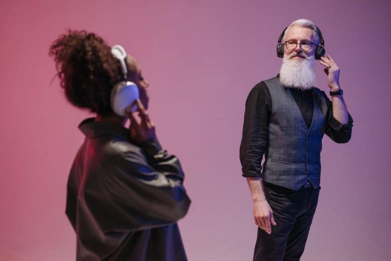 Sony vs JBL en audífonos: cuál es la mejor marca para vos Personas mayores con audífonos Sony y JBL