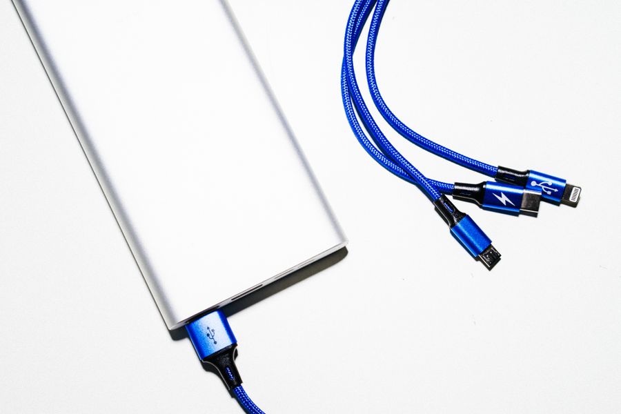Power bank con cables USB certificados