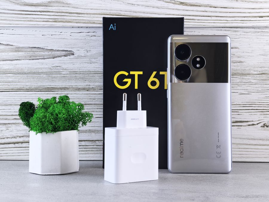 Smartphone Realme con cargador