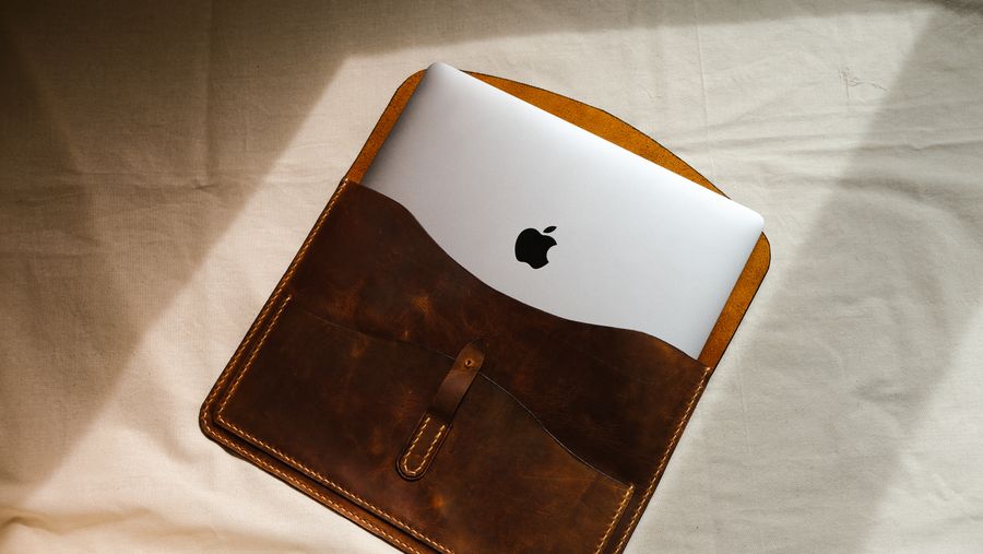 Estuche de cuero vs sintético: qué material aguanta más años de uso en Colombia Estuche de cuero genuino para laptop