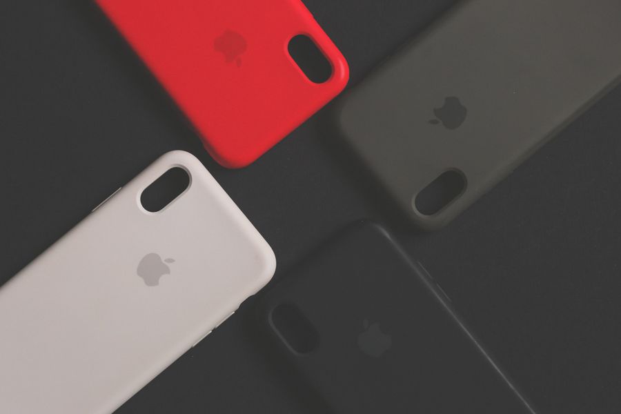Funda transparente vs funda de color para celular: ventajas reales y diferencias Fundas transparentes para smartphones variadas