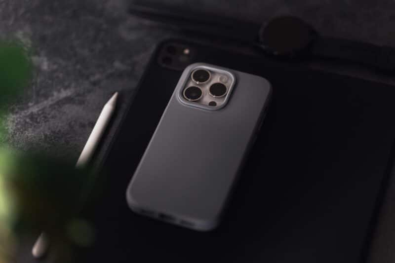 Funda transparente vs funda de color para celular: ventajas reales y diferencias Smartphone y tablet con funda para celular